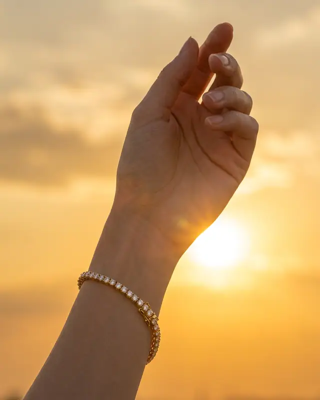 Sunset silhouette hand — Jewelry AI photo