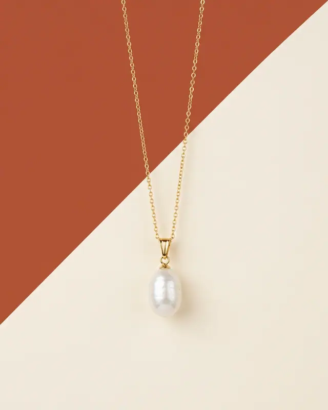 Twin-tone split backdrop — Jewelry AI photo